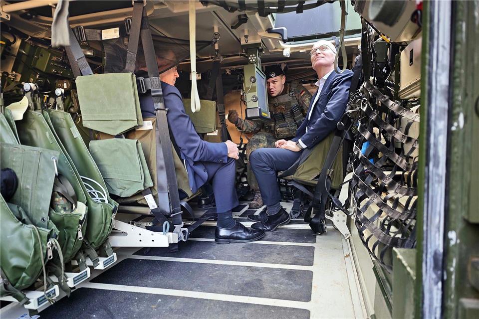 Die Nord-Regierungschefs lassen sich ein zum Führungsfahrzeug ausgebauten Radpanzer Fuchs zeigen.Martin Fischer/dpa