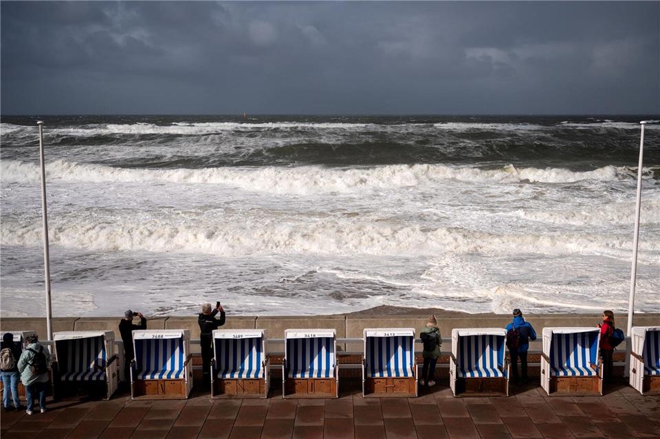 Die Nordsee schäumt.Daniel Bockwoldt/dpa