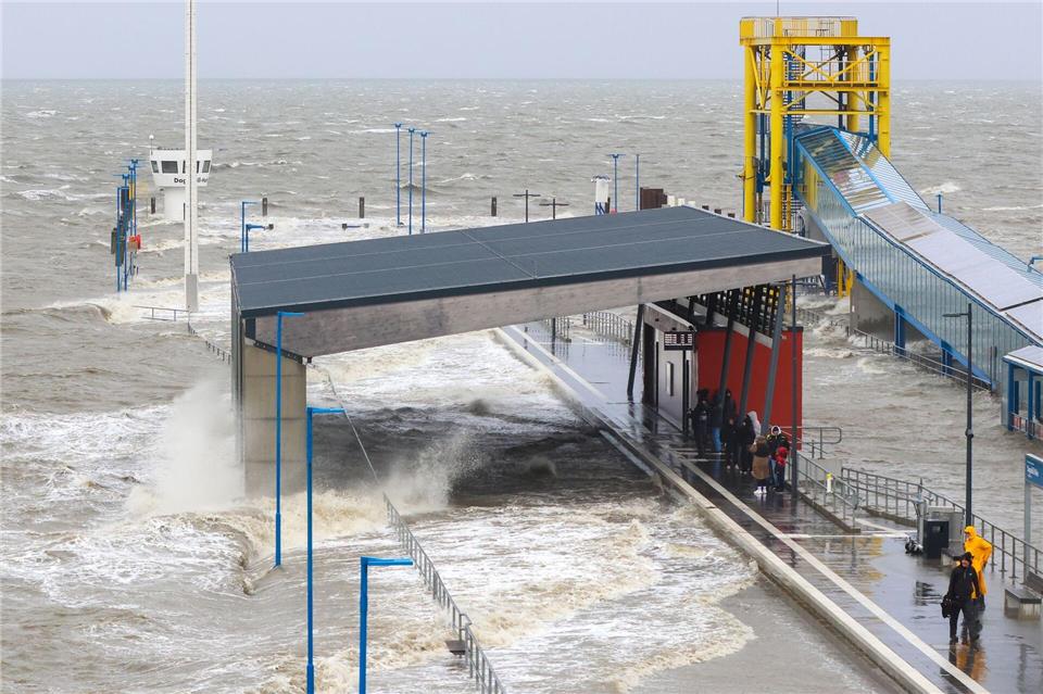 „Joshua“ bringt Sturmflut - Elbe schwappt auf Fischmarkt Die Nordsee überschwemmt den Fähranleger auf Föhr. Bodo Marks/dpa
