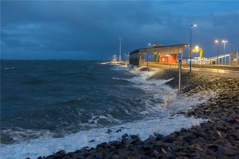 „Joshua“ bringt Sturmflut - Elbe schwappt auf Fischmarkt Die Nordsee wird durch den starken Wind an und ins Land gedrückt. Bodo Marks/dpa