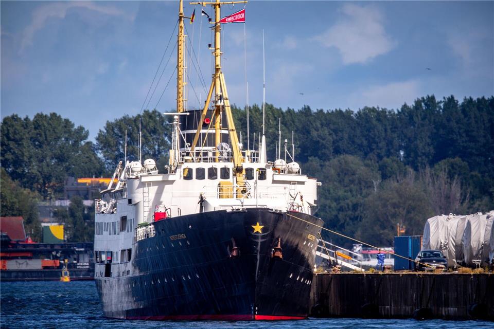 Die Nordstjernen wurde vom „Schiffs-TÜV“ inspiziert, dann bekam sie das Okay zur Weiterfahrt.Jens Büttner/dpa