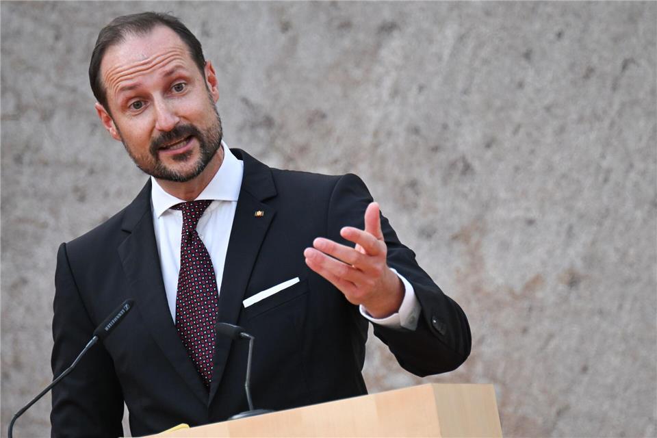 Die Norweger halten zu Kronprinz Haakon. (ArchivbildSebastian Christoph Gollnow/dpa