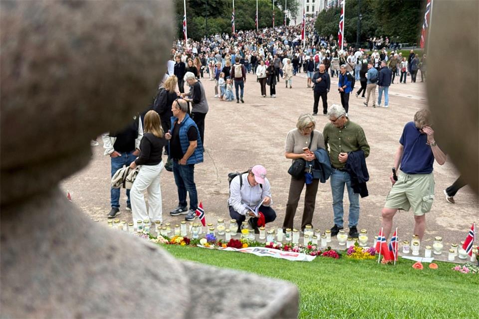 Die Norweger zieht es in diesen Tagen aus allen Richtungen zum Schlossplatz.Julia Wäschenbach/dpa