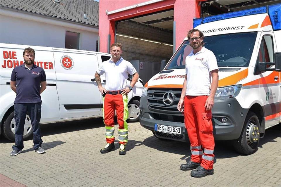 Die Notfallsanitäter Christian Rühl, Denis Klingenburg und Sascha Berg vom Einsatzdienst des Kreises Wesel (von links) fahren auch in Erle Einsätze. Die Johanniter setzen damit die Arbeit des Kreises fort.