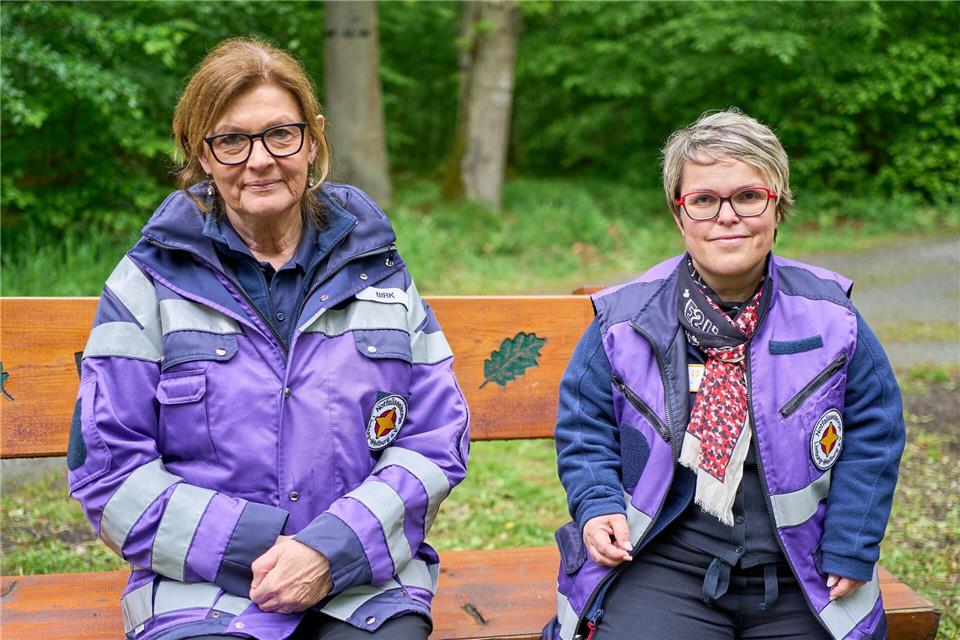 Die Notfallseelsorgerinnen Sabine Birk (l) und Grit Rodestock waren nach dem Unglück in der Lederfabrik in Runkel für  Angehörige, Mitarbeiter und Einsatzkräfte da. Sascha Ditscher/dpa