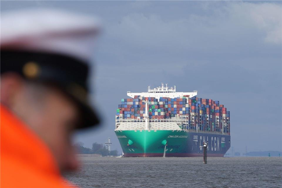 Die „Notre Dame“ soll mehr Container fassen können als die „Jacques Saade“, die hier zu sehen ist. (Archivbild)Marcus Brandt/dpa