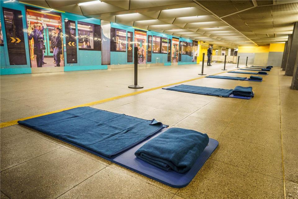 Die Notübernachtungsstelle in der U-Bahn-Station Eschenheimer Tor musste aus Brandschutzgründen geräumt werden. (Archivbild)Frank Rumpenhorst/dpa