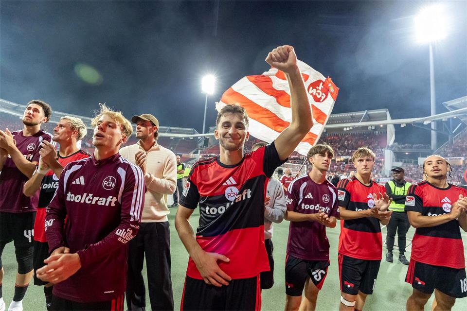 Die Nürnberger Spieler feiern den Sieg gegen Arminia BielefeldDaniel Karmann/dpa