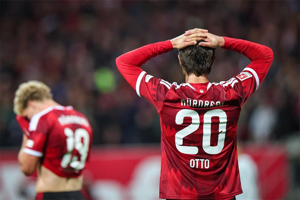 Die Nürnberger ärgern sich über den späten Ausgleich durch Wolfsburg.Daniel Karmann/dpa