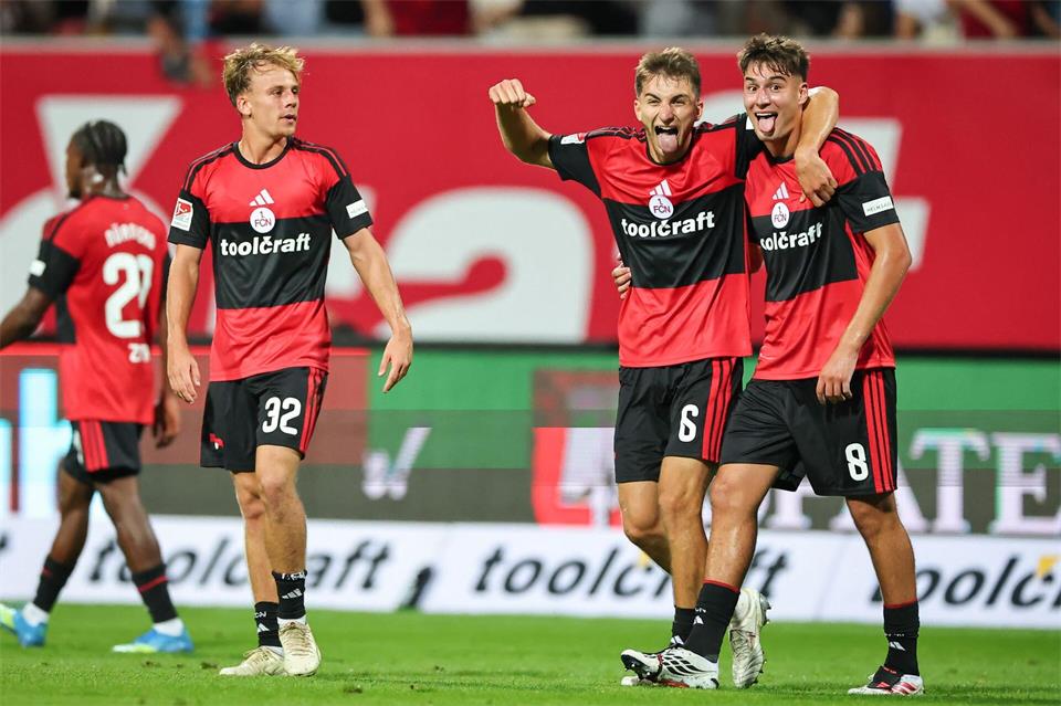 Die Nürnberger hatten bei ihrem Flutlichtspiel beste Laune.Daniel Karmann/dpa