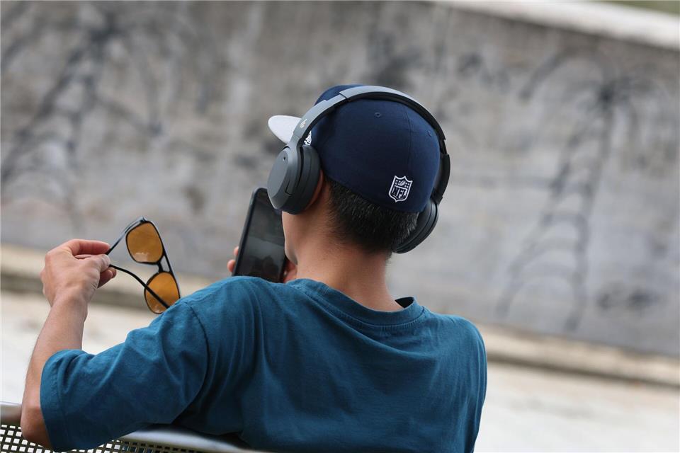 Die Nutzung von sozialen Medien selbst steuern und im Rahmen halten? Für Heranwachsende ist das oft überfordernd - umso wichtiger ist, dass die Eltern hier unterstützen. Karl-Josef Hildenbrand/dpa