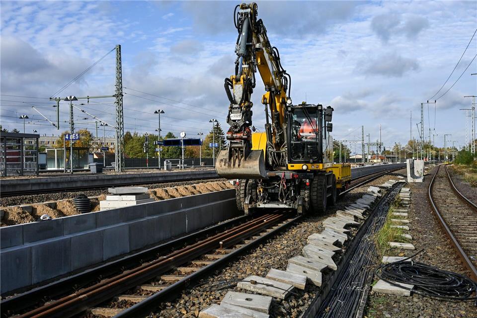 Die Oberbauarbeiten auf der Bahnstrecke Hamburg-Berlin sind inzwischen abgeschlossen. (Archivbild)Jens Kalaene/dpa