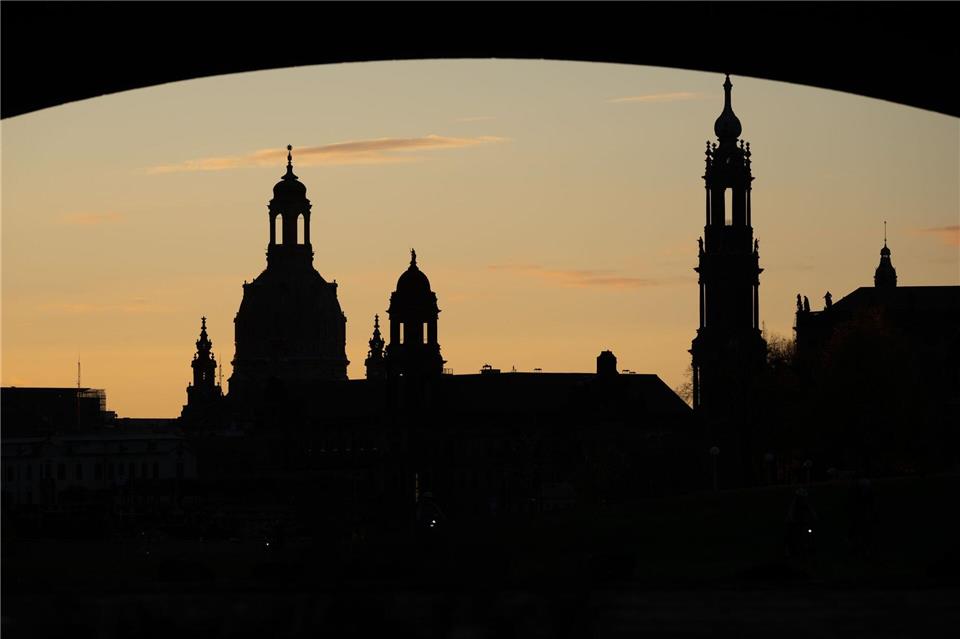 Die Oberbürgermeister unter anderem aus Dresden bitten Bundeskanzler Merz wegen der Finanznot der Kommunen dringend um ein Gespräch. (Archivbild)Sebastian Kahnert/dpa