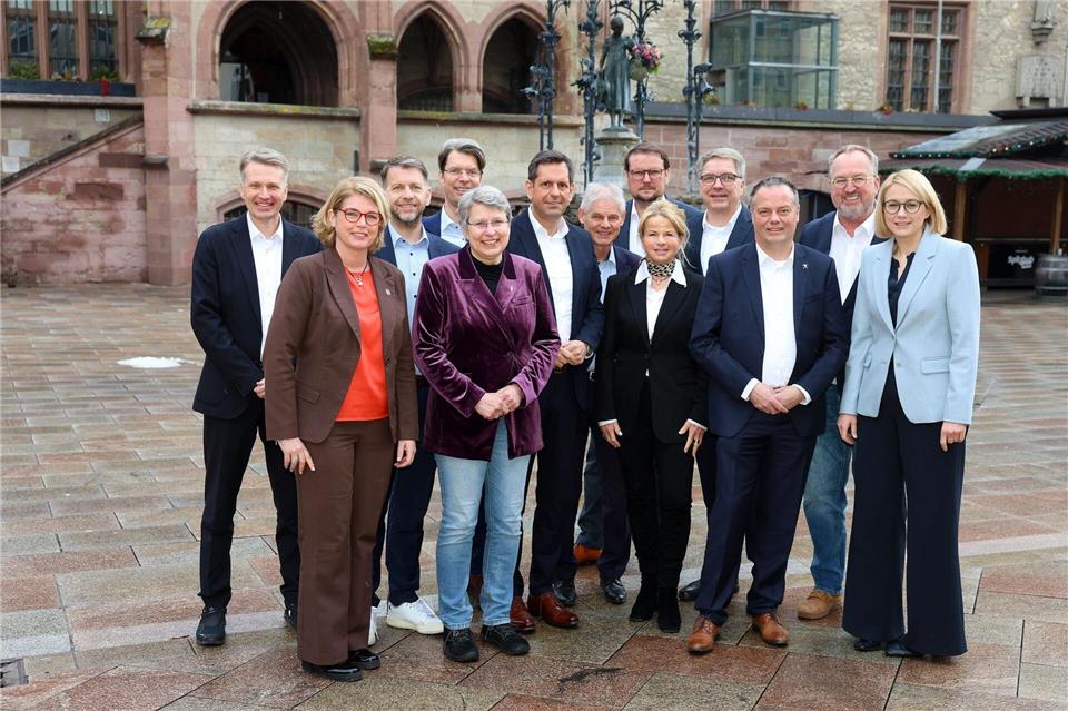 Die Oberbürgermeisterinnen und Oberbürgermeister mit Ministerpräsident Olaf Lies (SPD, 6. v.l.).Stefan Rampfel/dpa