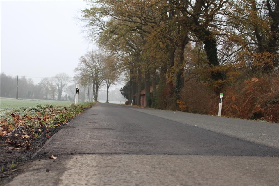 Die Oberfläche der Straße muss noch erneuert werden.