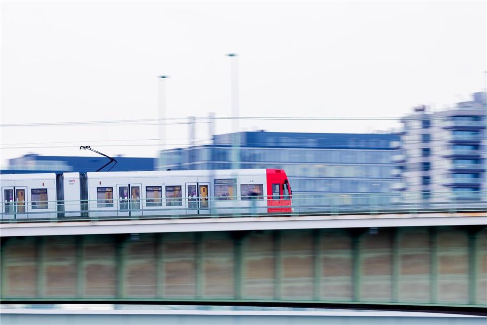 Die Oberleitung an einer Strecke der Kölner Verkehrsbetriebe wurde beschädigt. (Symbolbild)Rolf Vennenbernd/dpa