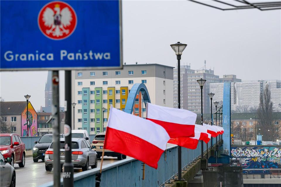 Die Oderbrücke verbindet Frankfurt und Slubice, die als Doppelstadt eng verflochten sind. Die von einer rechtsradikalen Organisation gehissten Flaggen auf dem polnischem Brückenabschnitt sorgen nach wie vor für Ärger. Patrick Pleul/dpa