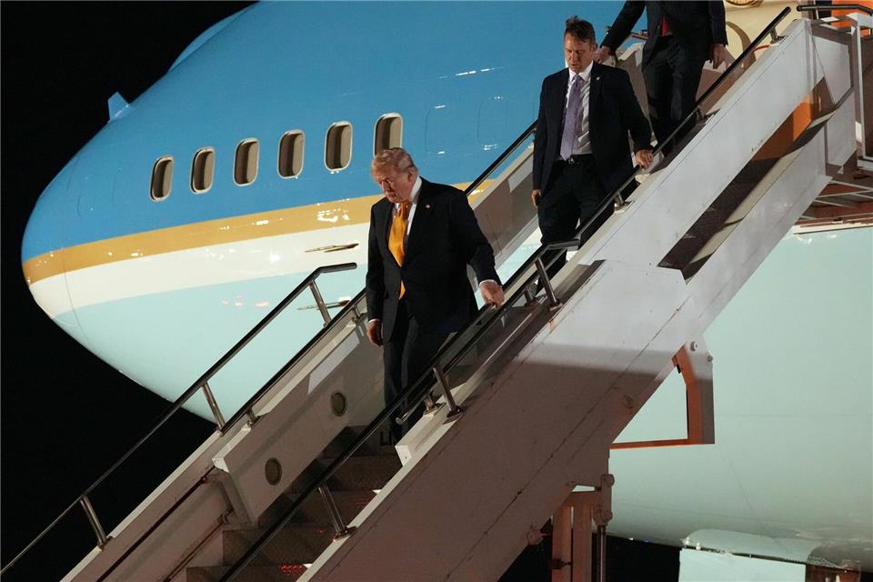 Die Öffentlichkeit dachte, dass Trump die ganze Zeit im Flieger saß (Archivbild).Alex Brandon/AP/dpa