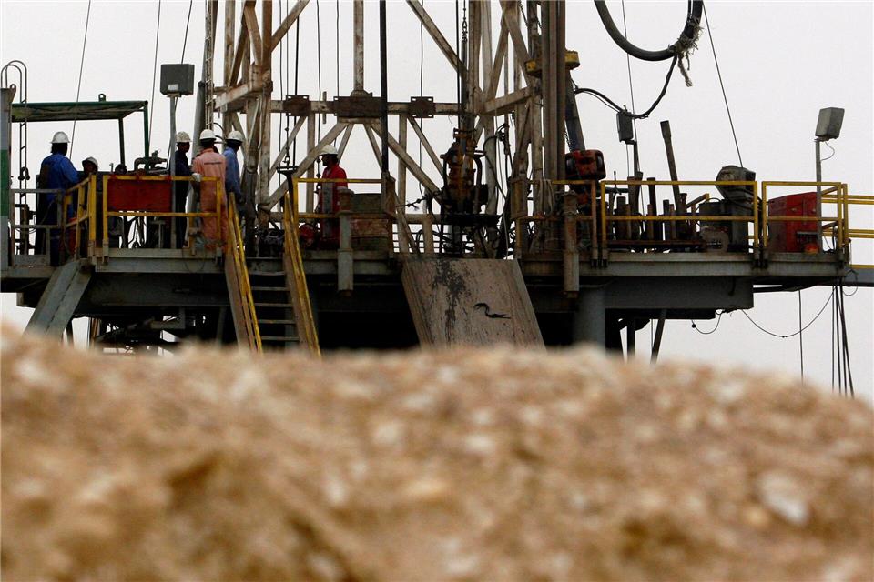 Die Ölproduktion ist für viele Staaten in der Golfregion überlebenswichtig. (Archivbild)Hasan Jamali/AP/dpa