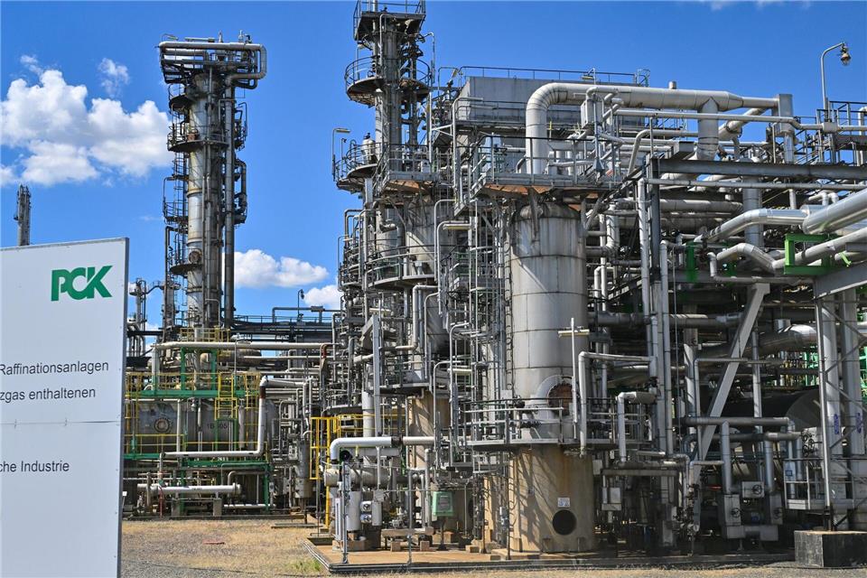 Die Ölraffinerie PCK bezieht kein russisches Öl mehr, erhält aber über die durch Russland verlaufende Druschba-Pipeline Öl aus Kasachstan. (Archivbild)Patrick Pleul/dpa