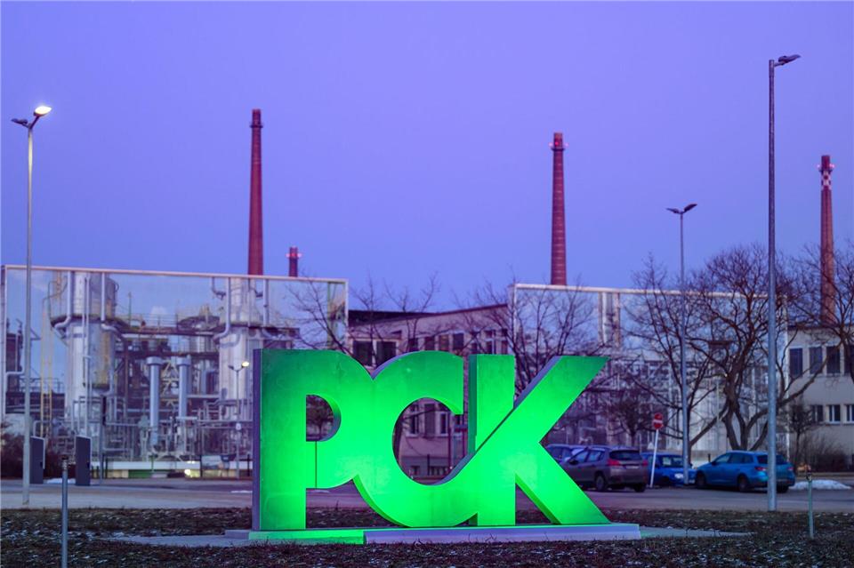 Die Ölraffinerie PCK im Nordosten Brandenburgs steht vor neuen Problemen. (Archivbild)Patrick Pleul/dpa