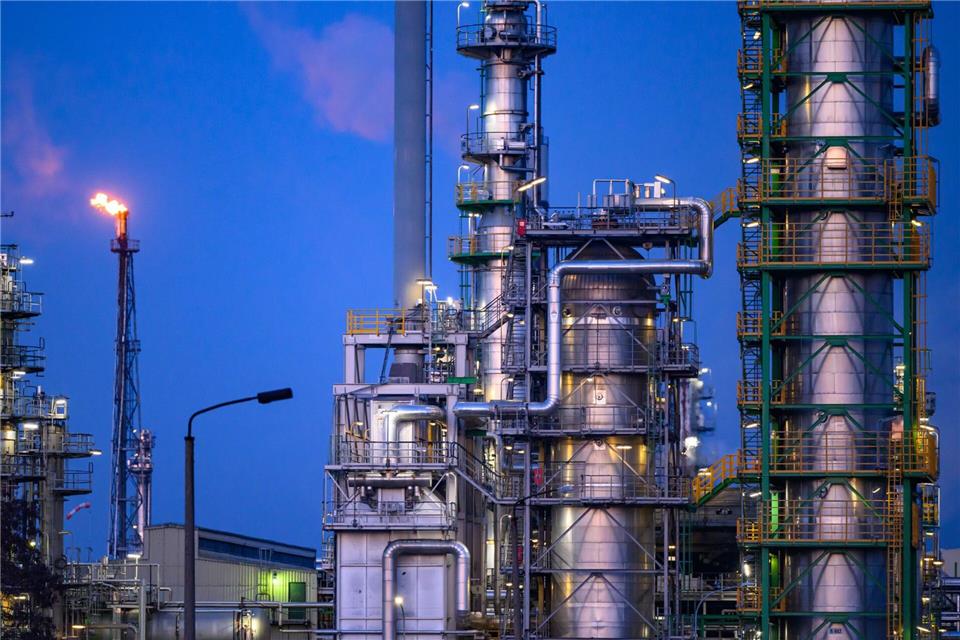 Die Ölraffinerie PCK in Schwedt bezieht kein russisches Öl mehr, erhält aber über die durch Russland verlaufende Druschba-Pipeline Öl aus Kasachstan. (Archivbild)Patrick Pleul/dpa