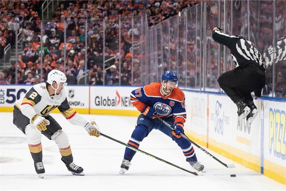 Die Oilers um Connor McDavid (r) schieden gegen die Vegas Golden Knights aus.