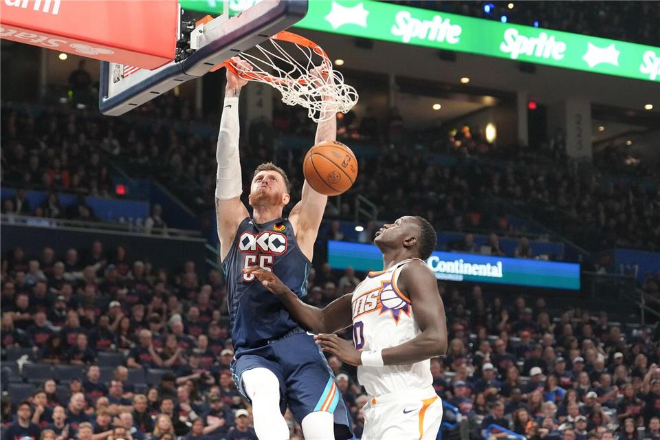 Die Oklahoma City Thunder um Isaiah Hartenstein (l) sind weiter auf Kurs.Kyle Phillips/AP/dpa