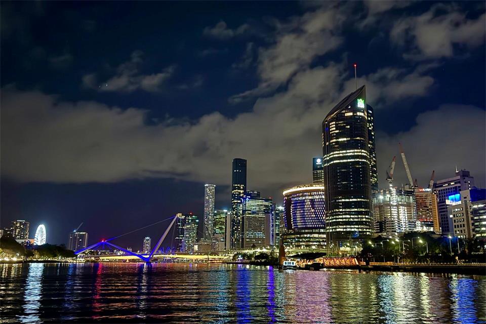Die Olympia-Farben spiegel sich bereits in Brisbane River. (Archivbild)Carola Frentzen/dpa