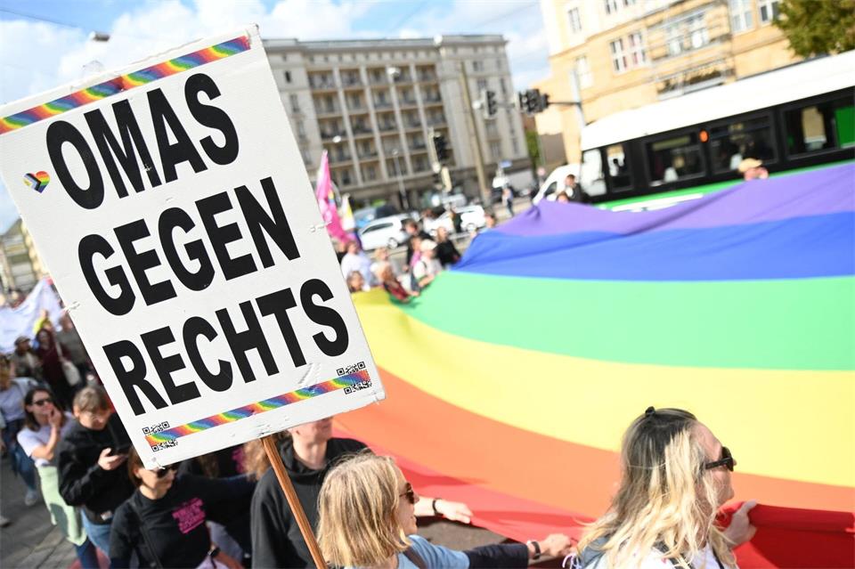 Die „Omas gegen Rechts“ waren in mehreren Städten dabei.Simon Kremer/dpa