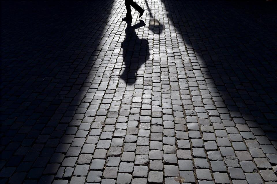 Die Opferschutzorganisation Weißer Ring spricht von schweren seelischen Belastungen wie Schlaflosigkeit und Angstzuständen infolge von Überfällen. (Symbolbild)Federico Gambarini/dpa