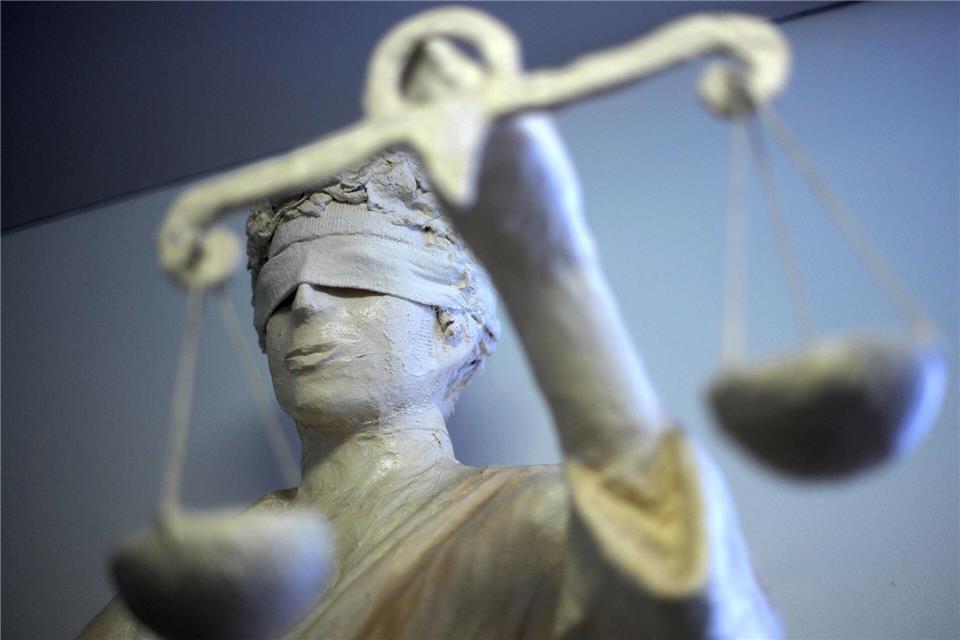 Die Opposition im schleswig-holsteinischen Landtag kritisiert eine mangelnde Ausstattung der Justiz im nördlichsten Bundesland. (Symbolbild)Peter Steffen/dpa