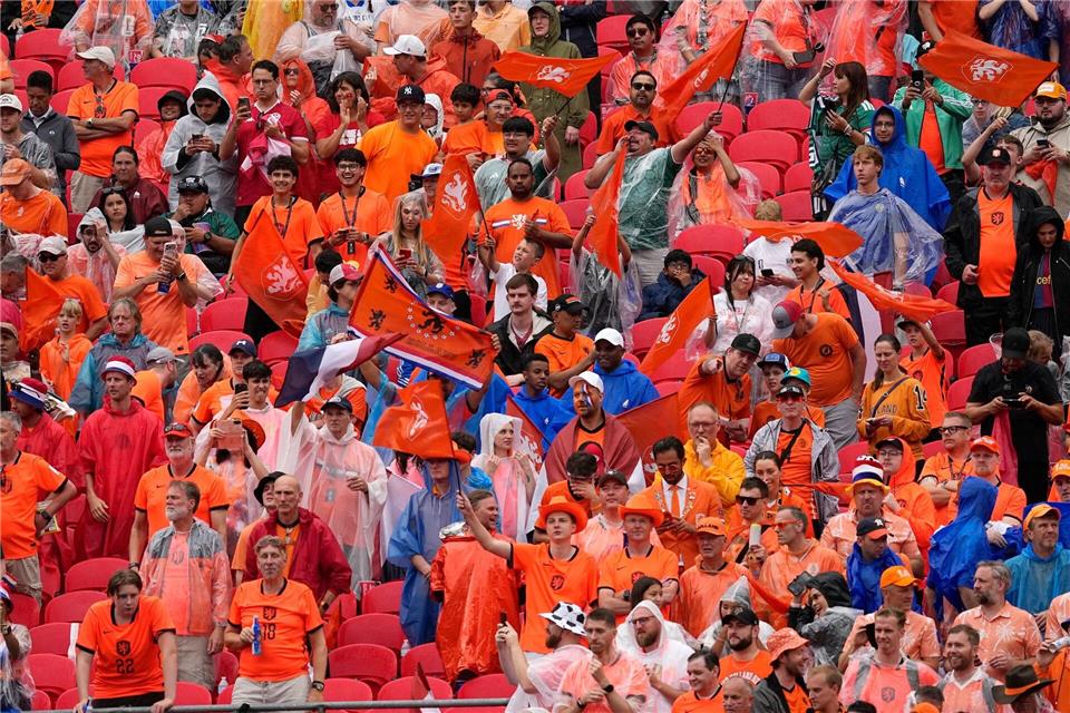 Die Oranje-Fans ließen sich die gute Stimmung vom schlechten Wetter nicht vermiesen.Charlie Riedel/AP/dpa