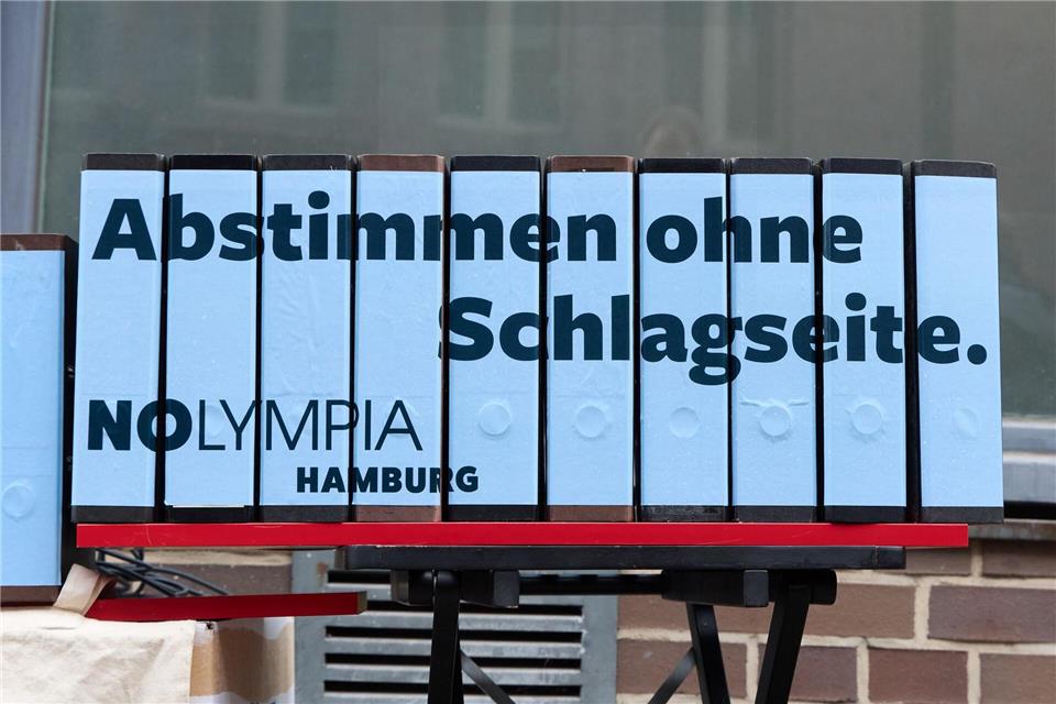 Die Ordner mit den gesammelten Unterschriften.Georg Wendt/dpa