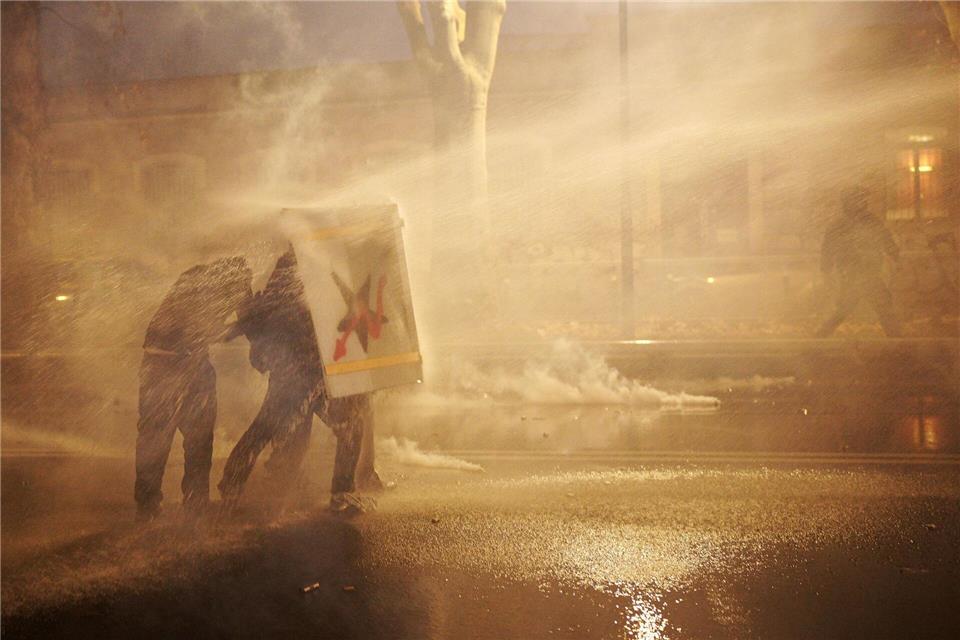 Die Ordnungskräfte setzten Tränengas und Wasserwerfer ein.Marco Alpozzi/LaPresse via ZUMA Press/dpa
