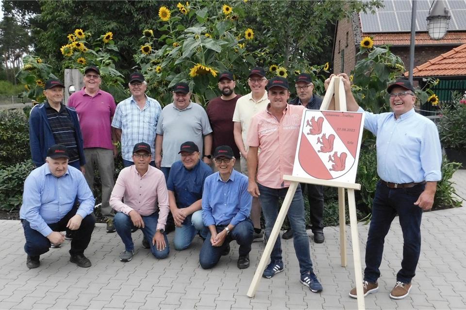 Die Organisatoren Johannes Gülker und Johannes Mümken (vorne 1. und 2. von rechts) sind die Ideengeber für das Erler „Johannes-Treffen“. 