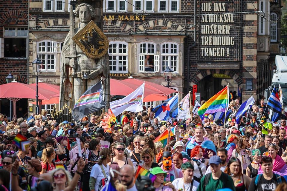 Die Organisatoren des Bremer CSD rufen zu einer Mahnwache auf. (Archivbild)Focke Strangmann/dpa