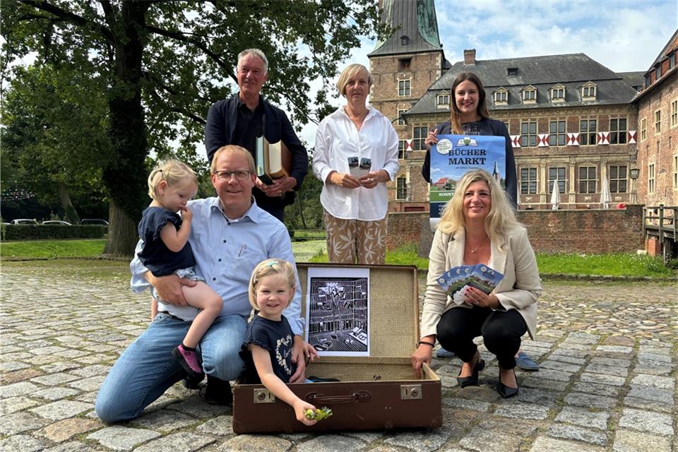 Die Organisatoren des Büchermarkts und Geschichtenerzählerin Brigitte Möllers (Mitte) erwarten am Sonntag 72 Händler am Raesfelder Schloss.