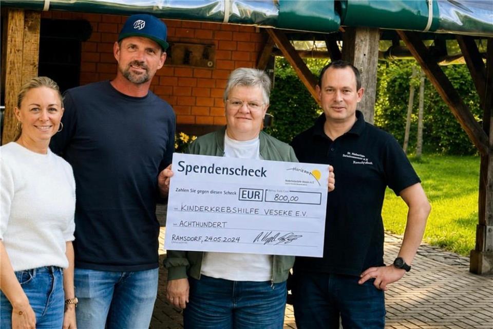 Die Organisatoren haben den symbolischen Scheck übergeben.
