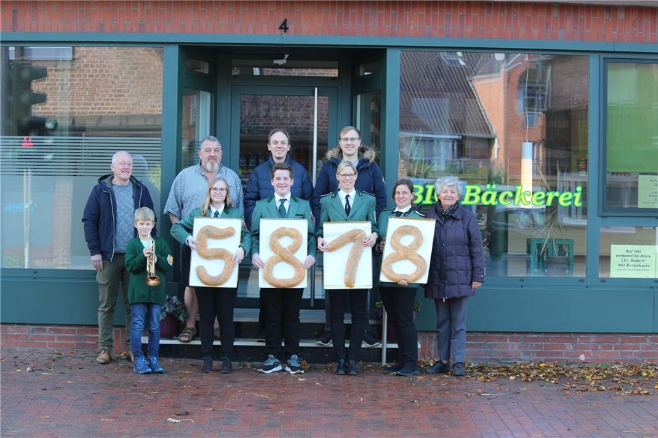 Die Organisatoren präsentierten das Ergebnis der Spendenaktion: 5818 Euro. 