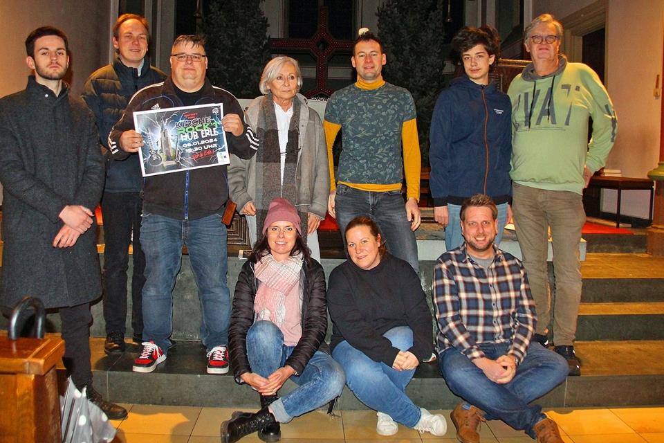 Die Organisatoren und Musiker sind zu einem Vorbereitungstreffen zusammengekommen.