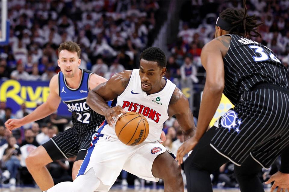Die Orlando Magic um Franz Wagner (l) mussten den Ausgleich in der Playoff-Serie gegen Detroit hinnehmen.Duane Burleson/AP/dpa