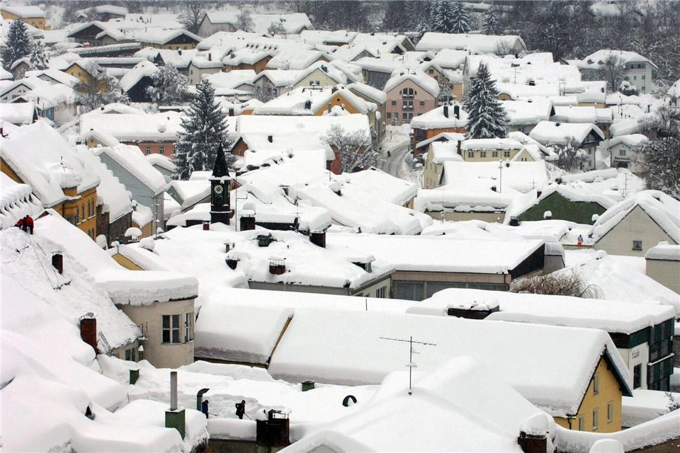 Die Orte im Bayerischen Wald waren tief eingeschneit. (Archivbild)Armin Weigel/dpa