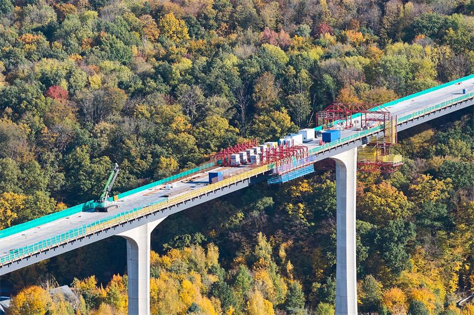Die Ortsumgehung Pirna bleibt länger als geplant eine Baustelle.Robert Michael/dpa