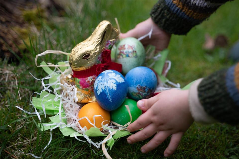 Die Ostereiersuche im Freien könnte am Wochenende ungemütlich werden. (Archivbild)Hendrik Schmidt/dpa