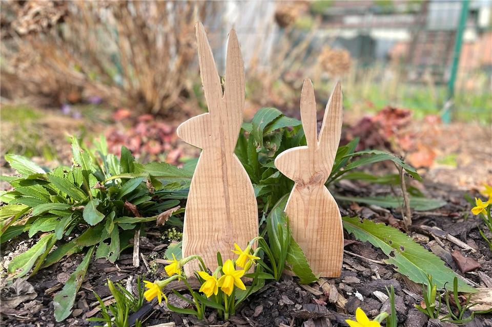 Die Osterhasen aus Palettenholz eignen sich für drinnen und draußen.DIY Academy/dpa-tmn