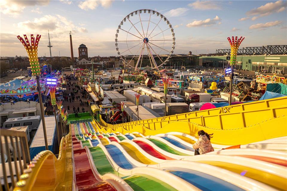 Die Osterwiese ist neben dem Freimarkt das zweite große Volksfest in Bremen.Sina Schuldt/dpa