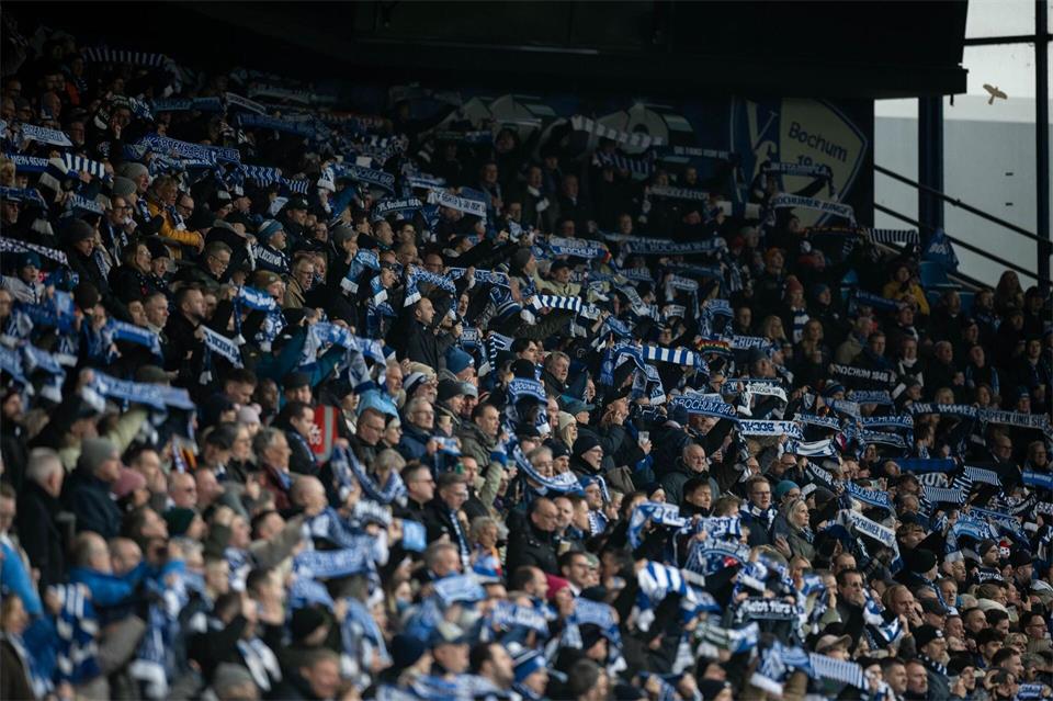 Die Ostkurve des Bochumer Ruhrstadions ist ein reiner Stehplatzbereich. (Archivbild)Fabian Strauch/dpa