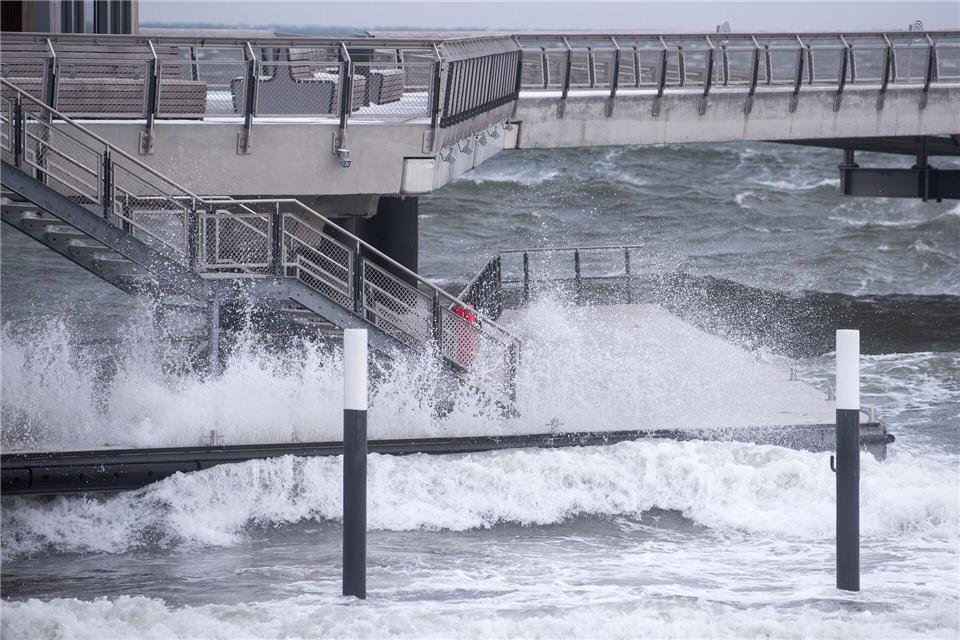 Die Ostsee ist vom Sturm aufgewühlt.Daniel Bockwoldt/dpa