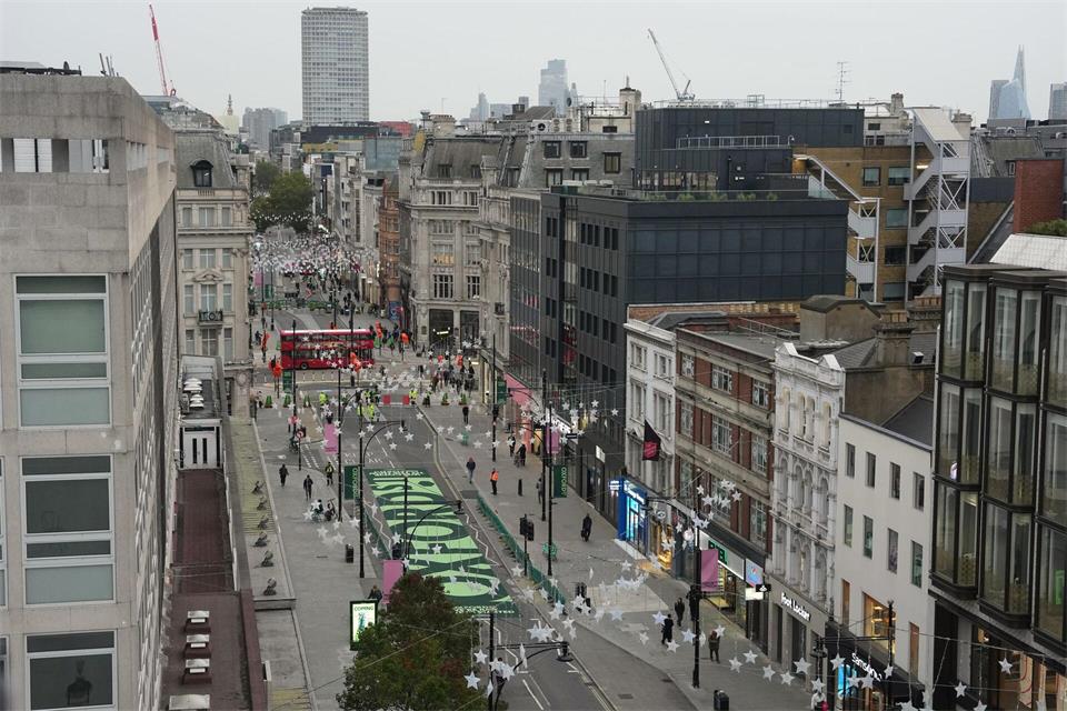 Die Oxford Street ist Fußgängerzone. Der Abschnitt der Oxford Street zwischen der Orchard Street und der Great Portland Street ist seit dem 26.10.2026 für private Kraftfahrzeuge, Busse, Taxis, Mietwagen, Fahrräder, Roller und Fahrradrikschas gesperrt.Alastair Grant/AP/dpa